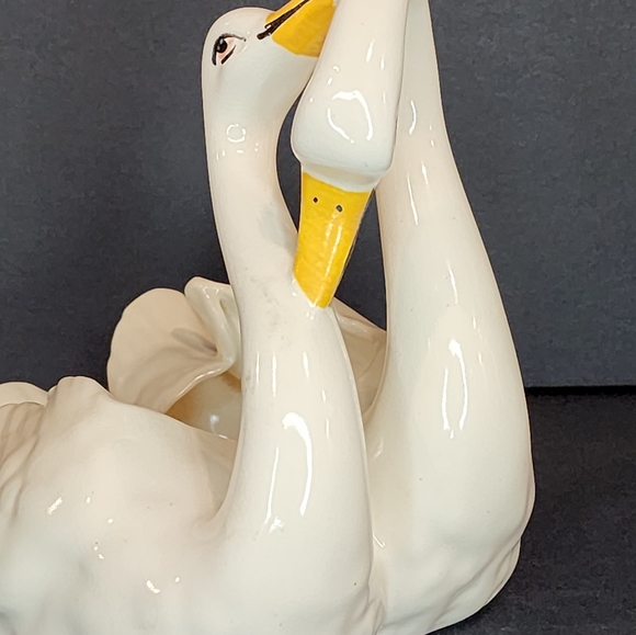 Camark Pottery USA pair of loving swans planter - Picture 3 of 6